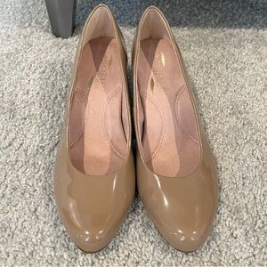 Aerosoles Heelrest Women's patent vegan leather beige pumps 6.5